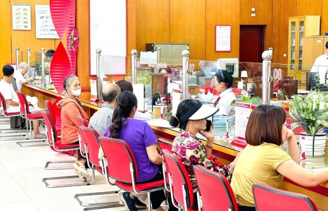 Khẩn trương triển khai các giải pháp hỗ trợ khách hàng khắc phục hậu quả mưa, lũ