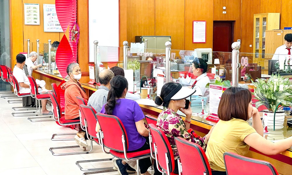 Khẩn trương triển khai các giải pháp hỗ trợ khách hàng khắc phục hậu quả mưa, lũ