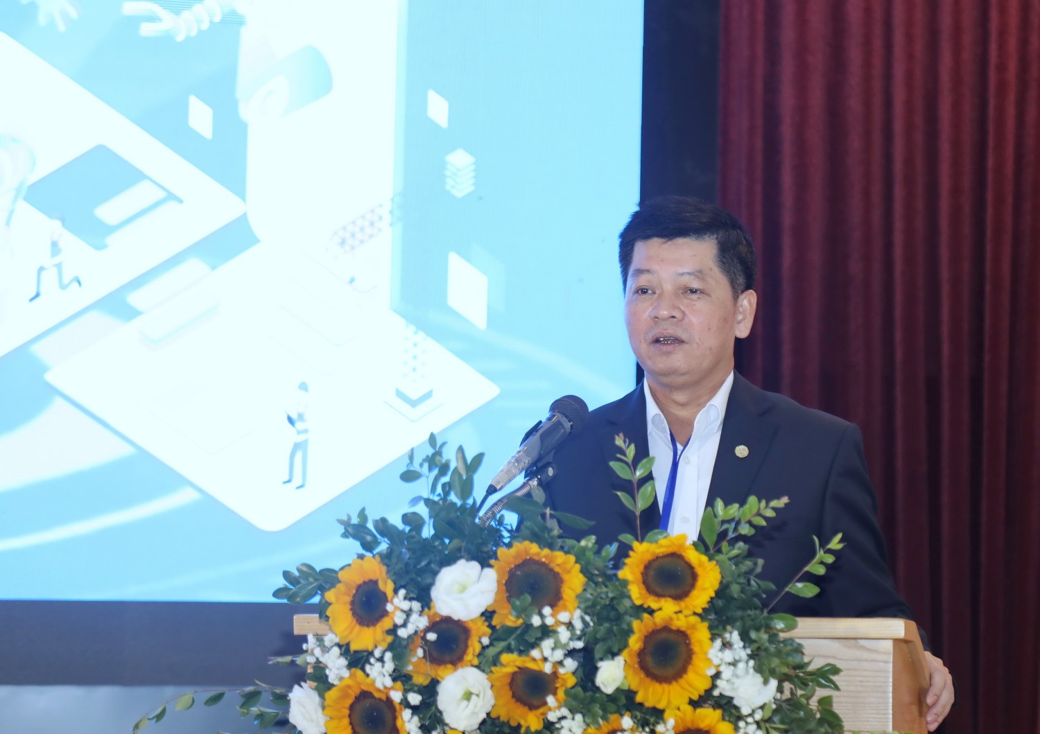 Ông Phạm Quốc Toản - Phó Giám đốc phụ trách Sở GD&amp;ĐT Hà Nội phát biểu khai mạc.