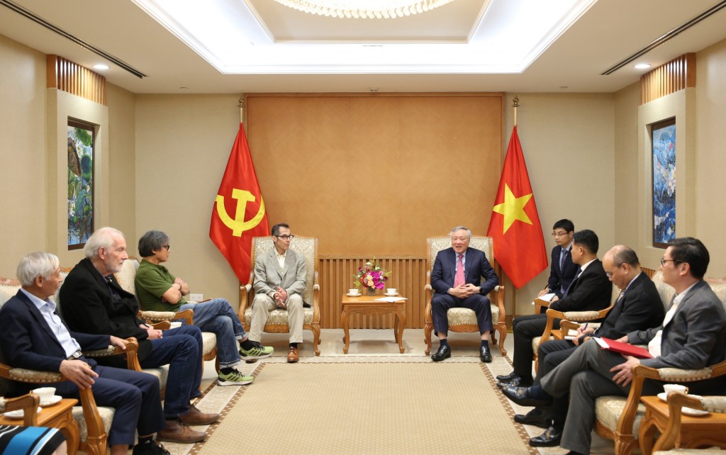Phó Thủ tướng Thường trực Chính phủ Nguyễn Hòa Bình tiếp Giáo sư John Stauffer, Quyền Trưởng khoa Anh văn (Đại học Harvard) và Giáo sư Paul Hoover Quyền Trưởng khoa Viết sáng tạo (Đại học San Francisco) - Ảnh: VGP/Nguyễn Hoàng
