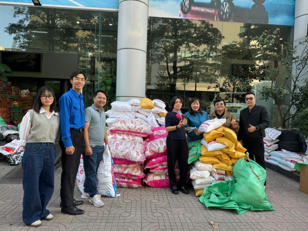 Nhiều hàng hóa, nhu yếu phẩm đang được tập kết để gửi tới người dân Gia Lai bị ảnh hưởng bão lũ.