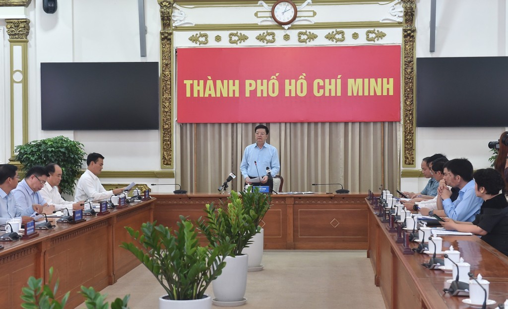 Phó Thủ tướng đề nghị UBND TPHCM, tỉnh Đồng Nai, Tây Ninh chỉ đạo các chủ đầu tư, nhà thầu huy động tập trung đẩy mạnh thi công 3 ca 4 kíp, vượt nắng thắng mưa, nghiên cứu giải pháp bám sát tiến độ - Ảnh: VGP/Giang Thanh