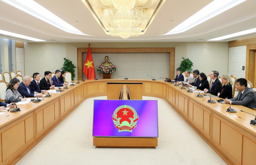 Phó Thủ tướng Chính phủ Hồ Đức Phớc và Phó Chủ tịch WB cùng các đồng nghiệp trao đổi thẳng thắn về nhiều nội dung - Ảnh: VGP/Trần Mạnh