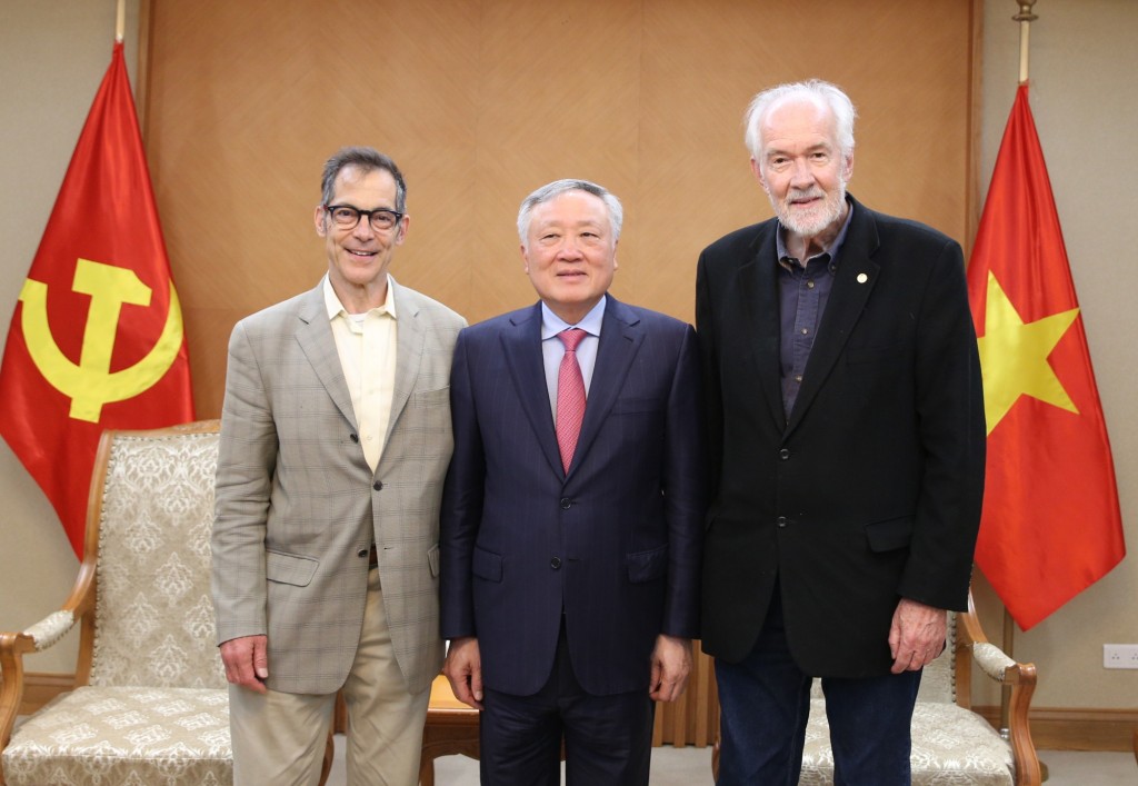 Phó Thủ tướng Thường trực Chính phủ Nguyễn Hòa Bình (giữa); Giáo sư John Stauffer (trái) và Giáo sư Paul Hoove (phải) - Ảnh: VGP/Nguyễn Hoàng