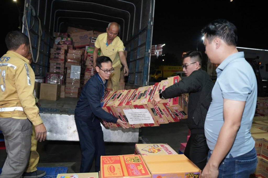 Hàng hóa đang được tập kết ra Sân bay Nội Bài để chuyển vào Gia Lai.