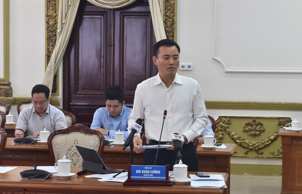 Phó Chủ tịch UBND TPHCM Bùi Xuân Cường báo cáo - Ảnh: VGP/Giang Thanh