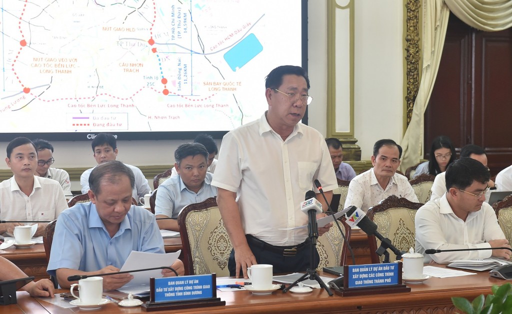 Đại diện Ban Quản lý Dự án đầu tư xây dựng các công trình giao thông TPHCM báo cáo - Ảnh: VGP/Giang Thanh