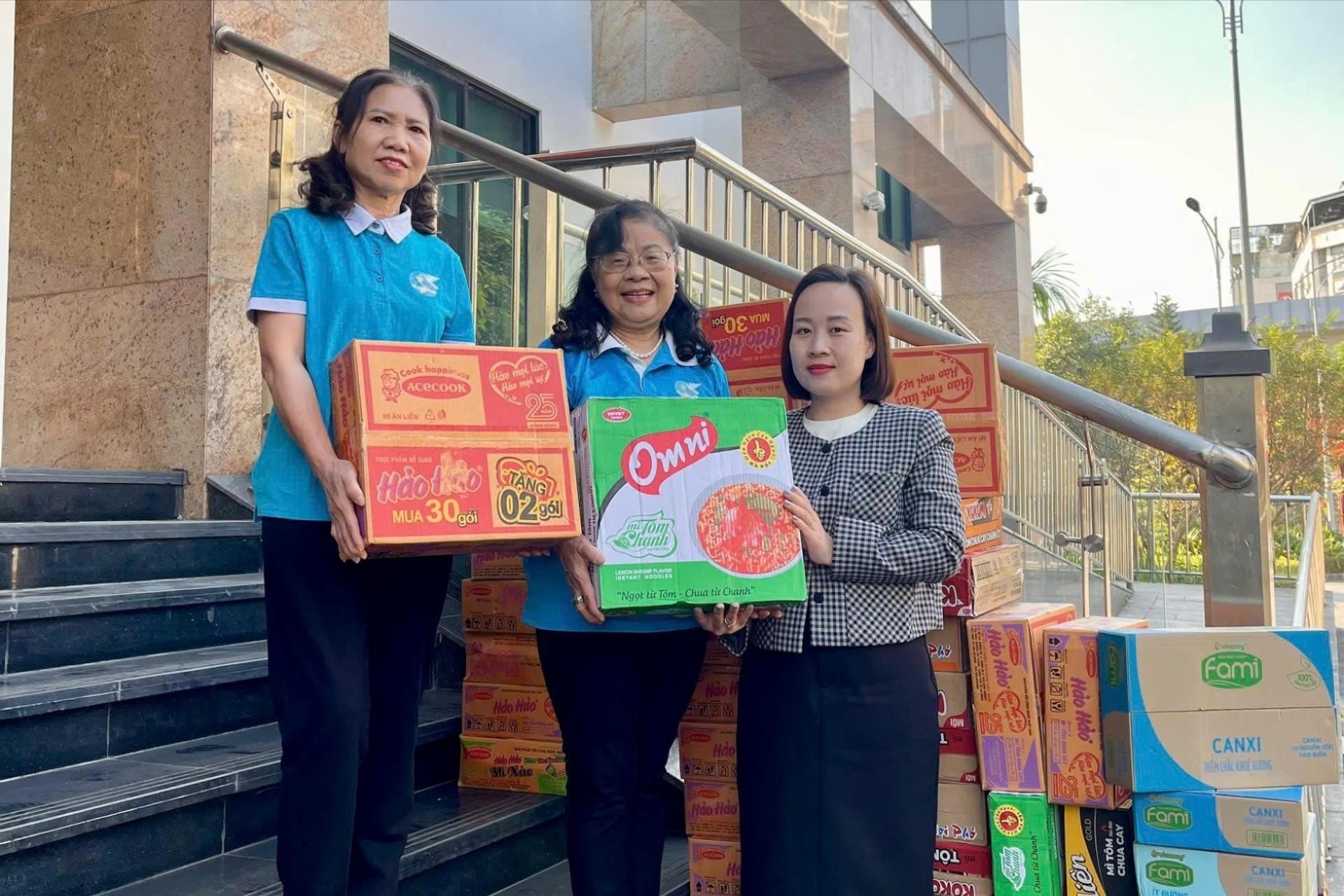 Đại diện MTTQ Việt Nam phường Đống Đa tiếp nhận các nhu yếu phẩm để gửi tới bà con miền Trung