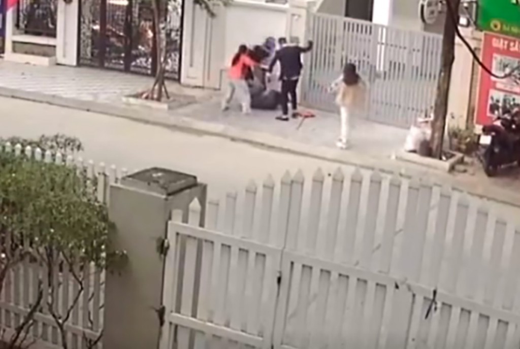 Bất chấp sự can ngăn của nhiều người, hai tên côn đồ vẫn cầm hung khí liên tiếp đánh nạn nhân