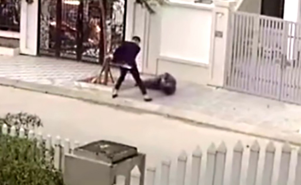 Camera ghi lại hình ảnh các đối tượng côn đồ đâm xe vào nạn nhân, rồi lao vào dùng hung khí đánh đập dã man người đàn ông