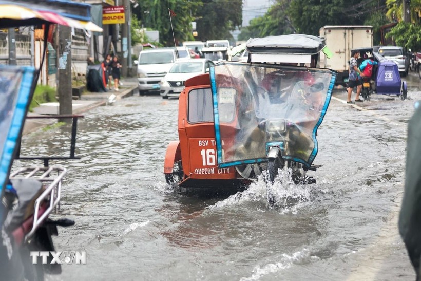 Cảnh ngập lụt sau những trận mưa lớn do ảnh hưởng của bão Wipha tại Quezon, Philippines. (Ảnh: THX/TTXVN)