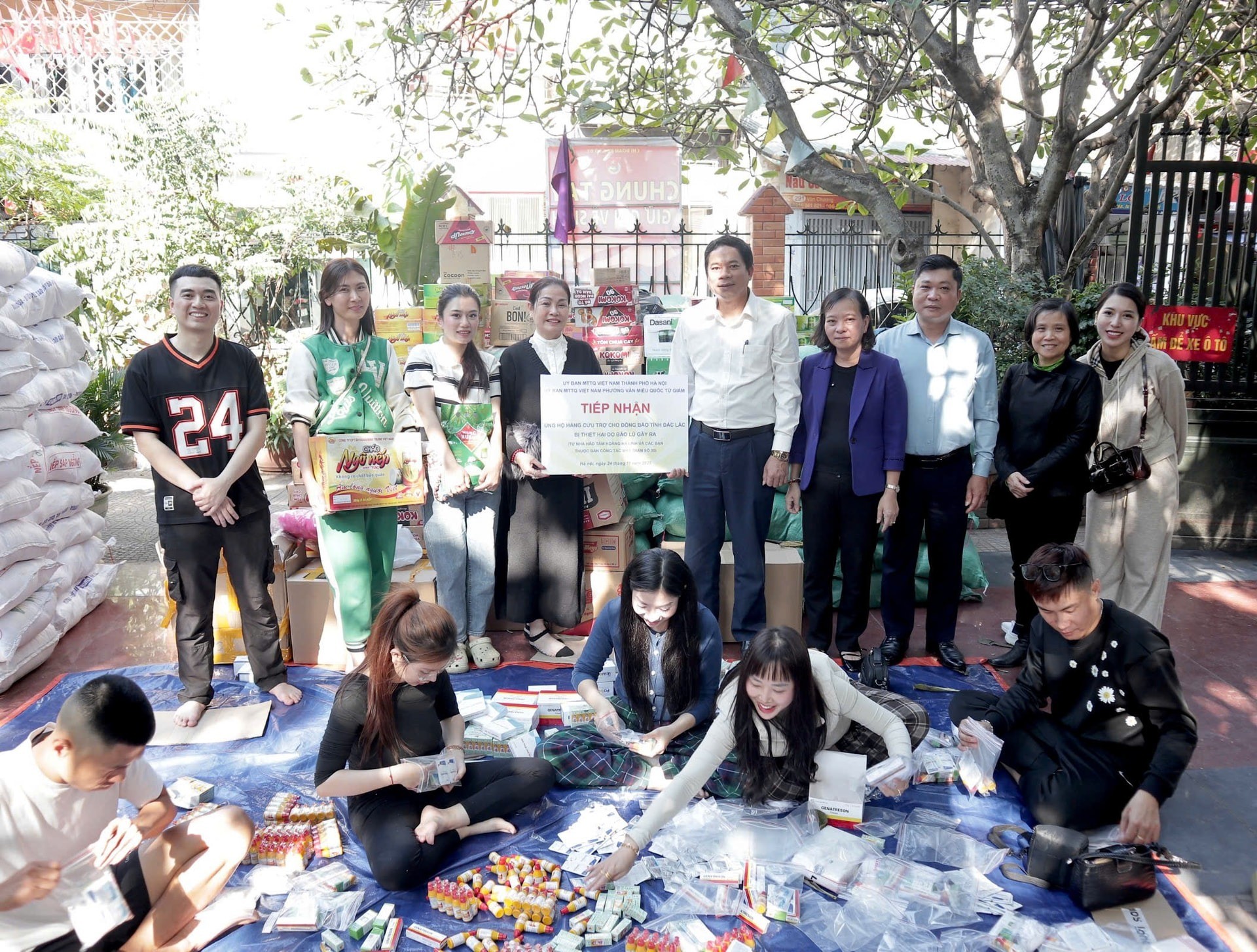 Lãnh đạo phường Văn Miếu – Quốc Tử Giám tiếp nhận số hàng cứu trợ từ nhà hảo tâm Hoàng Hà Linh (thứ 2 từ trái qua) và Trưởng ban Công tác mặt trận khu dân cư số 30