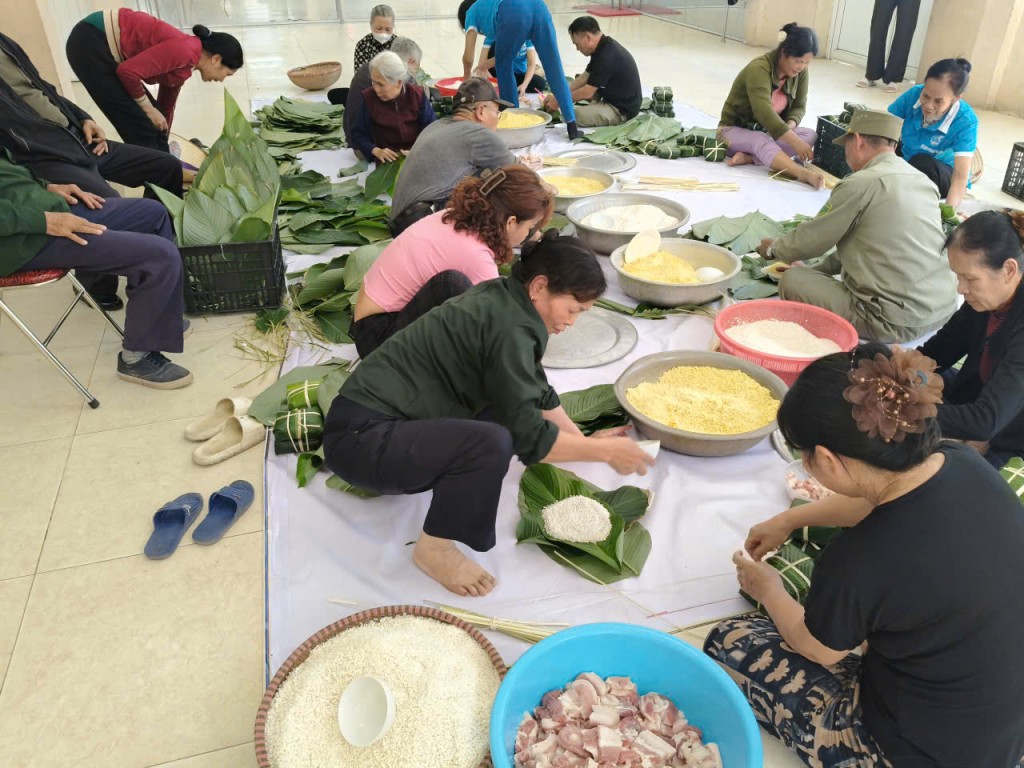 Bà con xuyên ngày đêm chuẩn bị đồ ăn, nhu yếu phẩm để hỗ trợ đồng bào