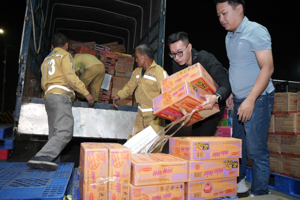 Các lực lượng vận chuyển hàng cứu trợ tới đồng bào tỉnh Gia Lai