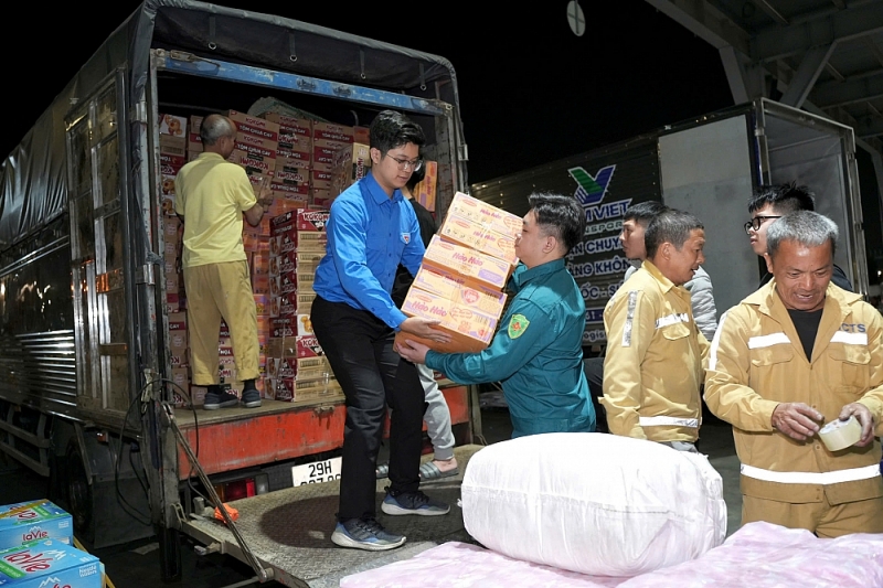 Các lực lượng của phường Phú Thượng khẩn trương bốc xếp hàng hoá ngay trong đêm 25/11