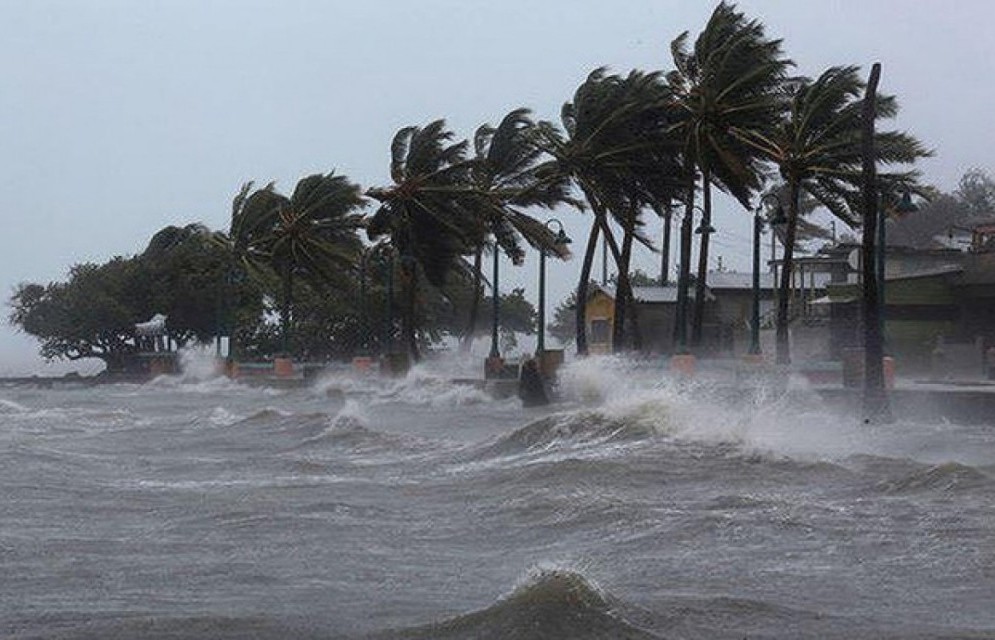 Bão số 15 có khả năng mạnh thêm, di chuyển phức tạp