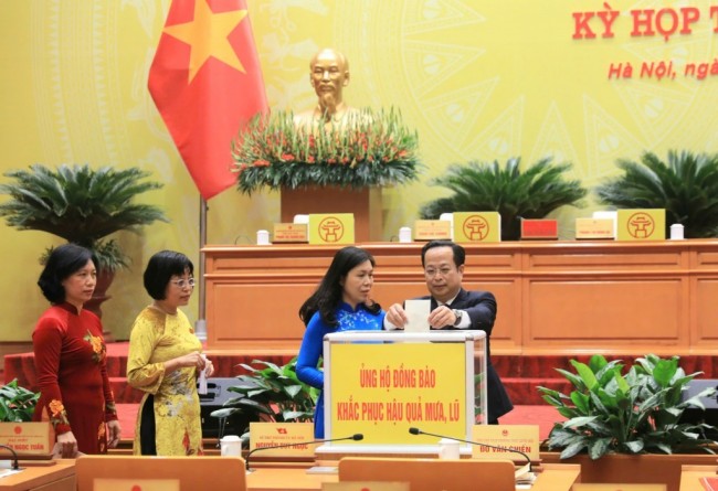 Đại biểu HĐND TP Hà Nội ủng hộ đồng bào miền Trung, Tây Nguyên