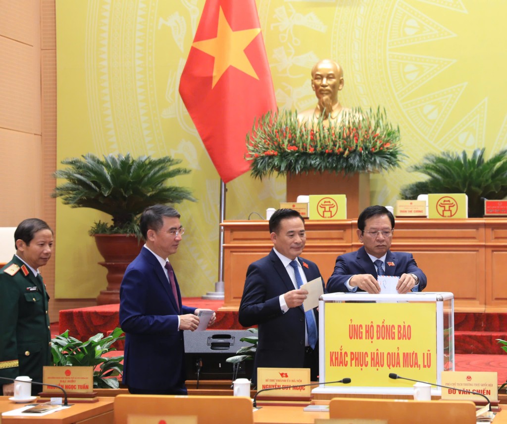 Đại biểu HĐND TP Hà Nội ủng hộ đồng bào miền Trung, Tây Nguyên Đại biểu HĐND TP Hà Nội ủng hộ đồng bào miền Trung, Tây Nguyên