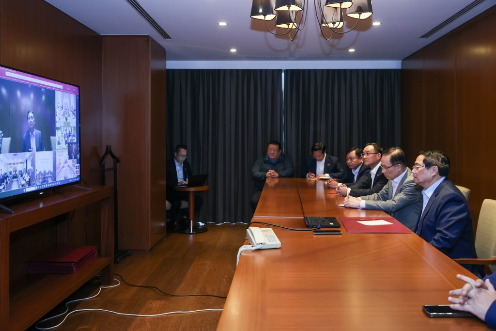 Vào 22h ngày 20/11 (theo giờ Hà Nội), từ Algeria, Thủ tướng Phạm Minh Chính đã chủ trì cuộc họp khẩn trực tuyến với lãnh đạo các bộ ngành, cơ quan, địa phương về tình hình và các giải pháp cấp bách ứng phó mưa lũ, thiên tai trên địa bàn một số tỉnh miền Trung - Ảnh VGP/Nhật Bắc Vào 22h ngày 20/11 (theo giờ Hà Nội), từ Algeria, Thủ tướng Phạm Minh Chính đã chủ trì cuộc họp khẩn trực tuyến với lãnh đạo các bộ ngành, cơ quan, địa phương về tình hình và các giải pháp cấp bách ứng phó mưa lũ, thiên tai trên địa bàn một số tỉnh miền Trung - Ảnh VGP/Nhật Bắc