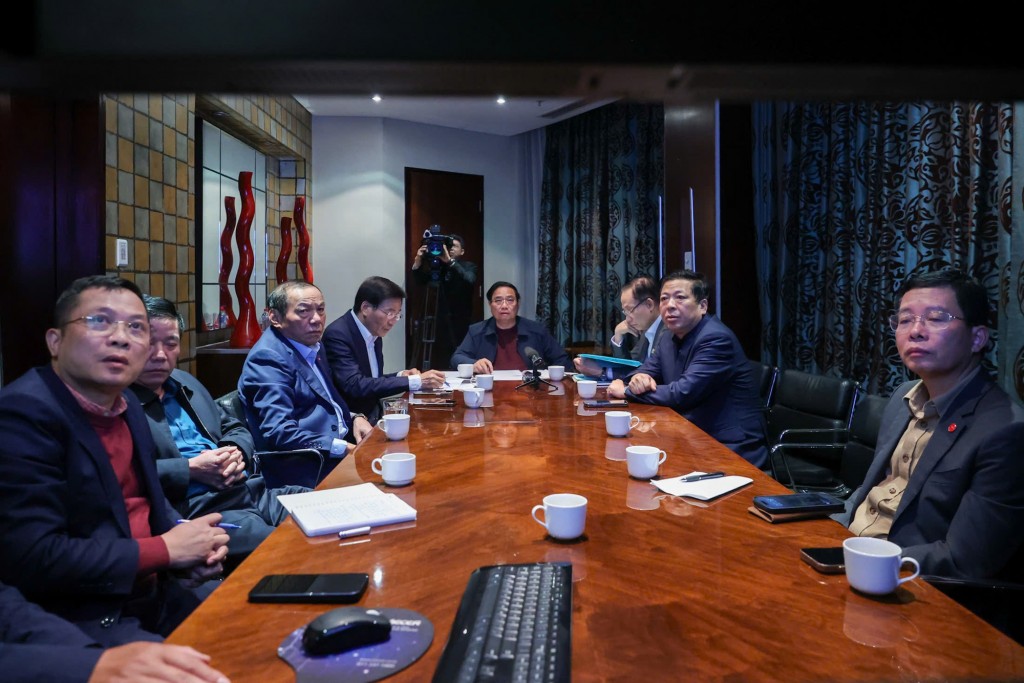 Vào lúc 2h ngày 23/11 (theo giờ Nam Phi, tức 7h cùng ngày theo giờ Hà Nội), từ thành phố Johannesburg, Nam Phi, Thủ tướng Phạm Minh Chính đã chủ trì cuộc họp khẩn trực tuyến với các bộ, ngành, cơ quan, địa phương qua các điểm cầu trong nước về tình hình mưa lũ và tiếp tục ứng phó, khắc phục hậu quả thiên tai, tại các tỉnh miền Trung - Ảnh VGP/Nhật Bắc Vào lúc 2h ngày 23/11 (theo giờ Nam Phi, tức 7h cùng ngày theo giờ Hà Nội), từ thành phố Johannesburg, Nam Phi, Thủ tướng Phạm Minh Chính đã chủ trì cuộc họp khẩn trực tuyến với các bộ, ngành, cơ quan, địa phương qua các điểm cầu trong nước về tình hình mưa lũ và tiếp tục ứng phó, khắc phục hậu quả thiên tai, tại các tỉnh miền Trung - Ảnh VGP/Nhật Bắc