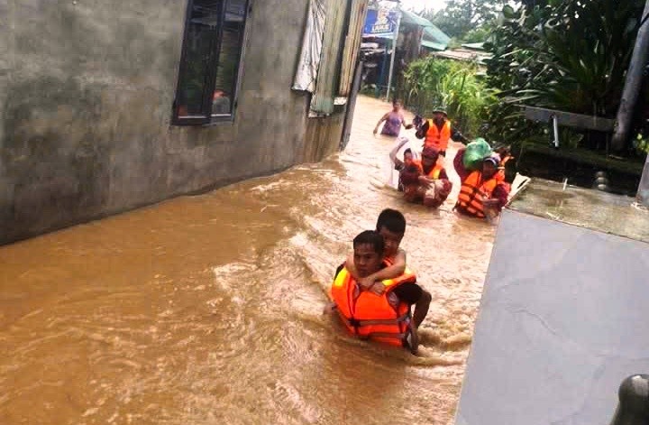 Các lực lượng chức năng nhanh chóng triển khai biện pháp ứng cứu, hỗ trợ người dân trong mưa lũ Các lực lượng chức năng nhanh chóng triển khai biện pháp ứng cứu, hỗ trợ người dân trong mưa lũ