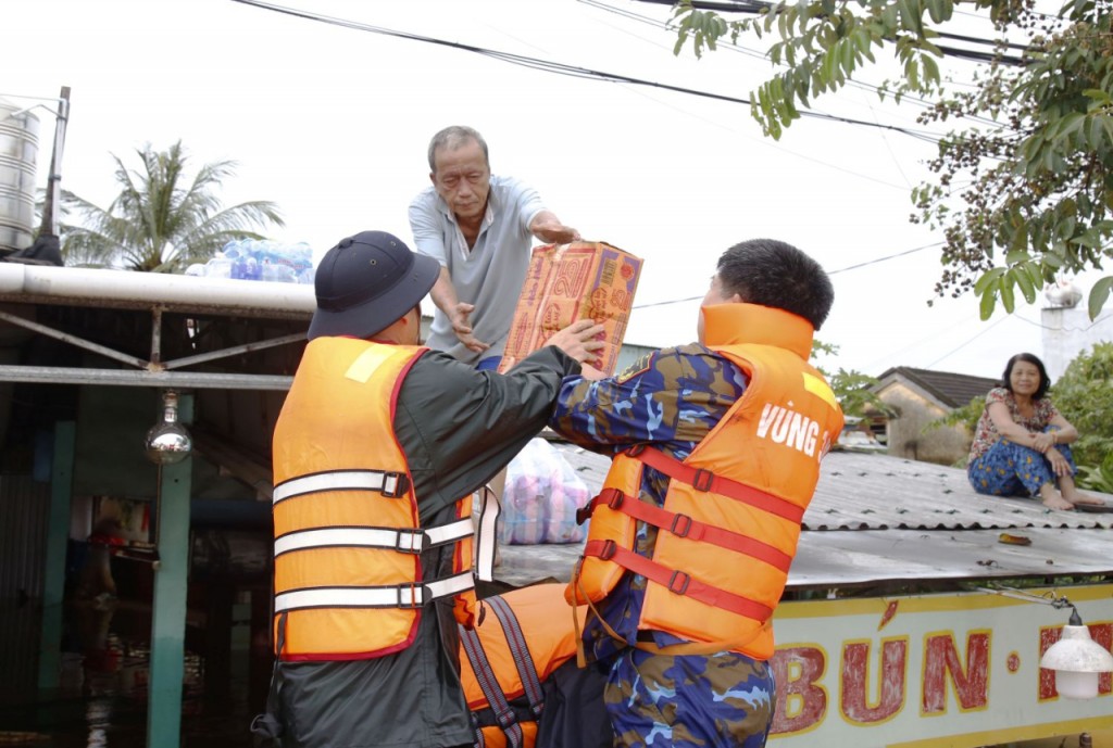 Các lực lượng chức năng tiếp tế lương thực cho người dân Các lực lượng chức năng tiếp tế lương thực cho người dân