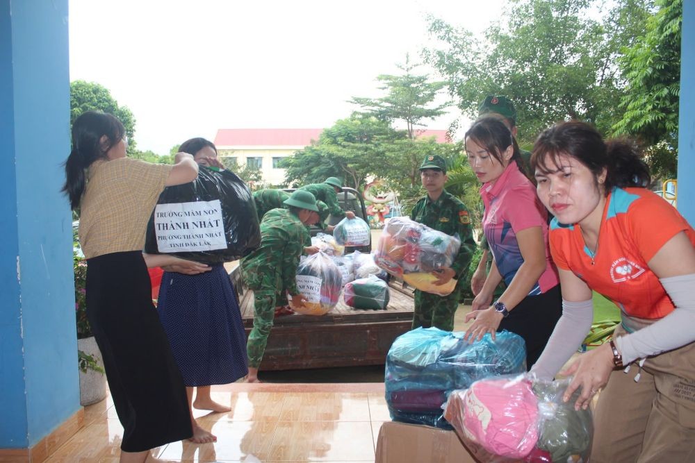 Các lực lượng chức năng tiếp tế lương thực cho người dân Các lực lượng chức năng tiếp tế lương thực cho người dân