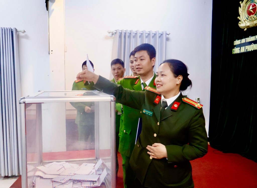 Cán bộ, chiến sĩ Công an phường Hà Đông quyên góp tại lễ phát động...