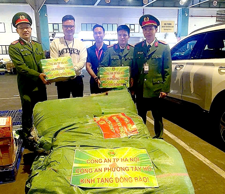 Cán bộ, chiến sĩ Công an phường Tây Hồ quyên góp ủng hộ đồng bào các tỉnh miền Trung và Tây Nguyên