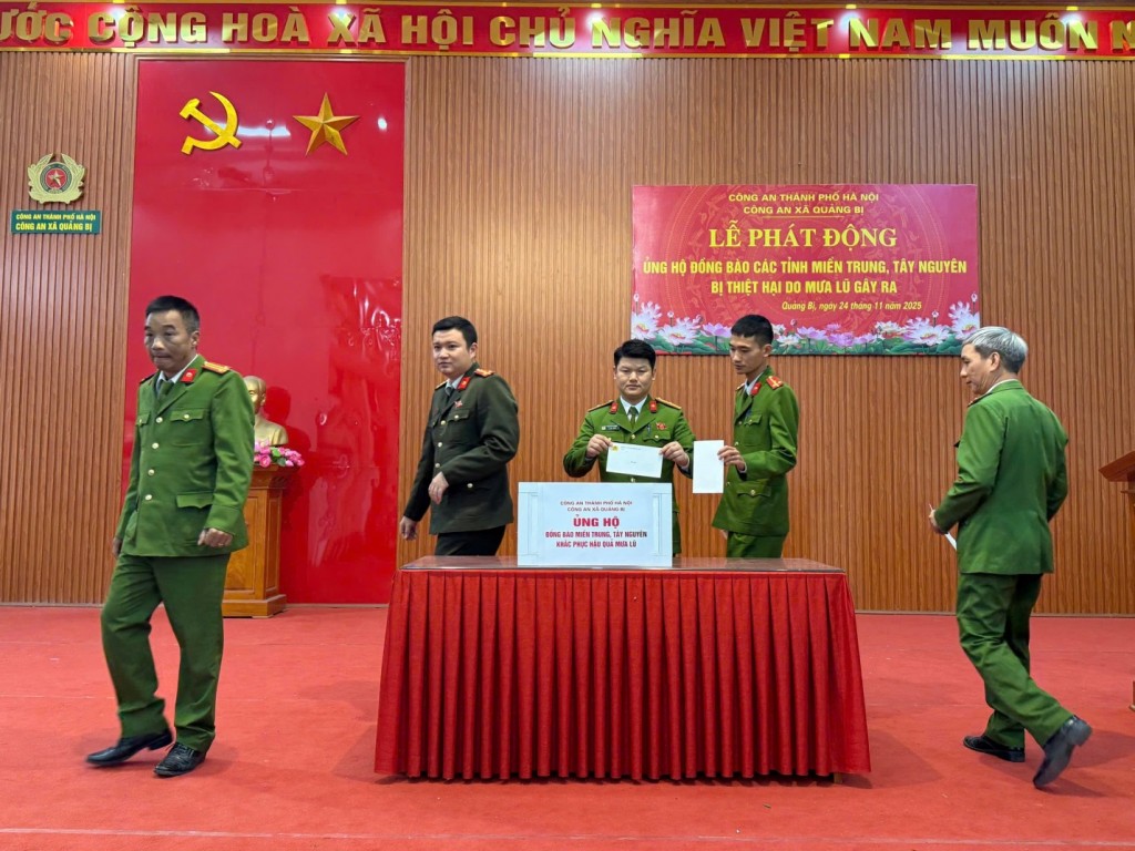 Cán bộ, chiến sĩ Công an xã Quảng Bị quyên góp ủng hộ đồng bào bị mưa lũ tại lễ phát động