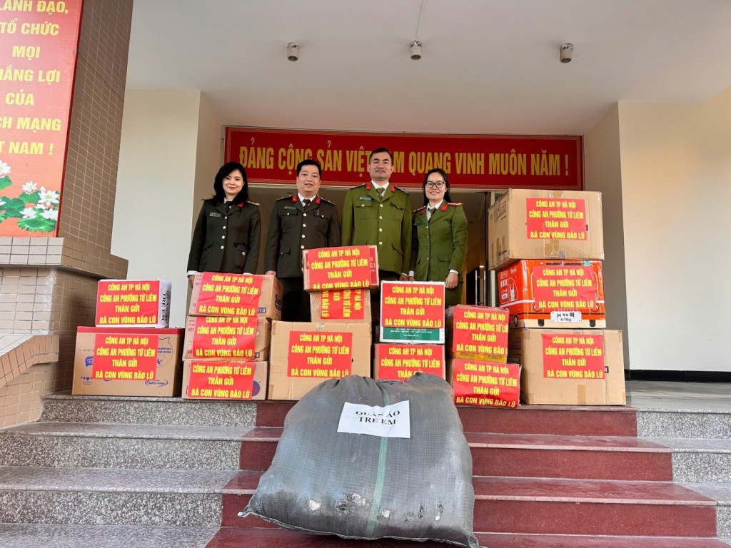 Công an phường Từ Liêm nhanh chóng đóng gói, vận chuyển các nhu yếu phẩm để chuyển đến bà con vùng bị mưa lũ