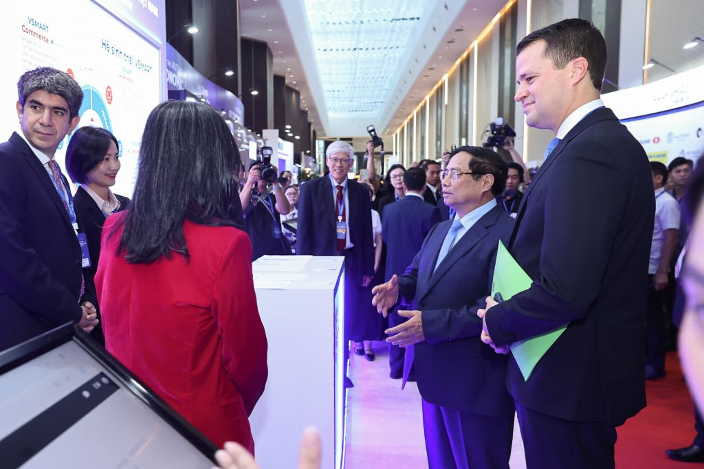 Thủ tướng tham quan Triển lãm trong khuôn khổ Diễn đàn – Ảnh: VGP/Nhật Bắc