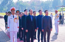 Đoàn đại biểu Thành đoàn Hà Nội vào Lăng viếng Chủ tịch Hồ Chí Minh