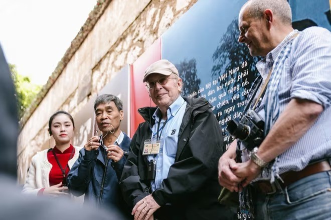 Ông Ad Spijkers (người đội mũ) bày tỏ sự tin tưởng vào con đường phát triển của đất nước Việt Nam