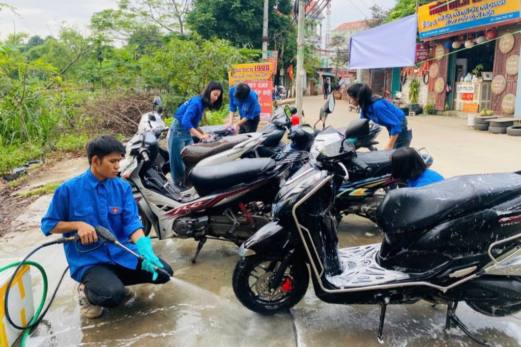 Đoàn viên, thanh niên xã Quảng Oai rửa xe gây quỹ Đoàn viên, thanh niên xã Quảng Oai rửa xe gây quỹ