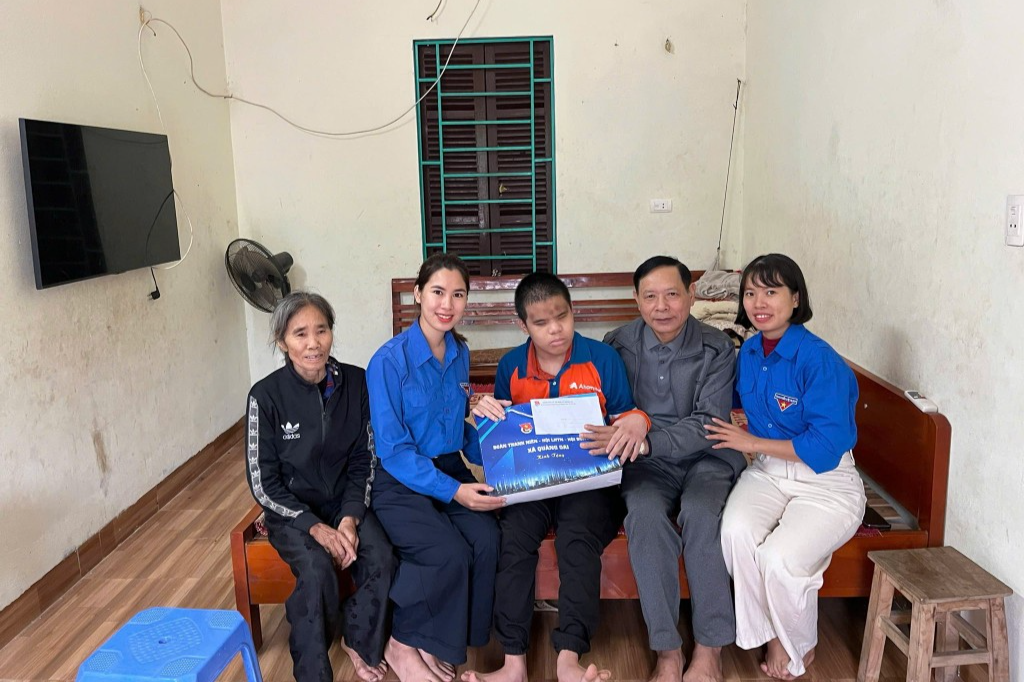 Tuổi trẻ Quảng Oai trao tặng quà đến thiếu nhi có hoàn cảnh khó khăn Tuổi trẻ Quảng Oai trao tặng quà đến thiếu nhi có hoàn cảnh khó khăn