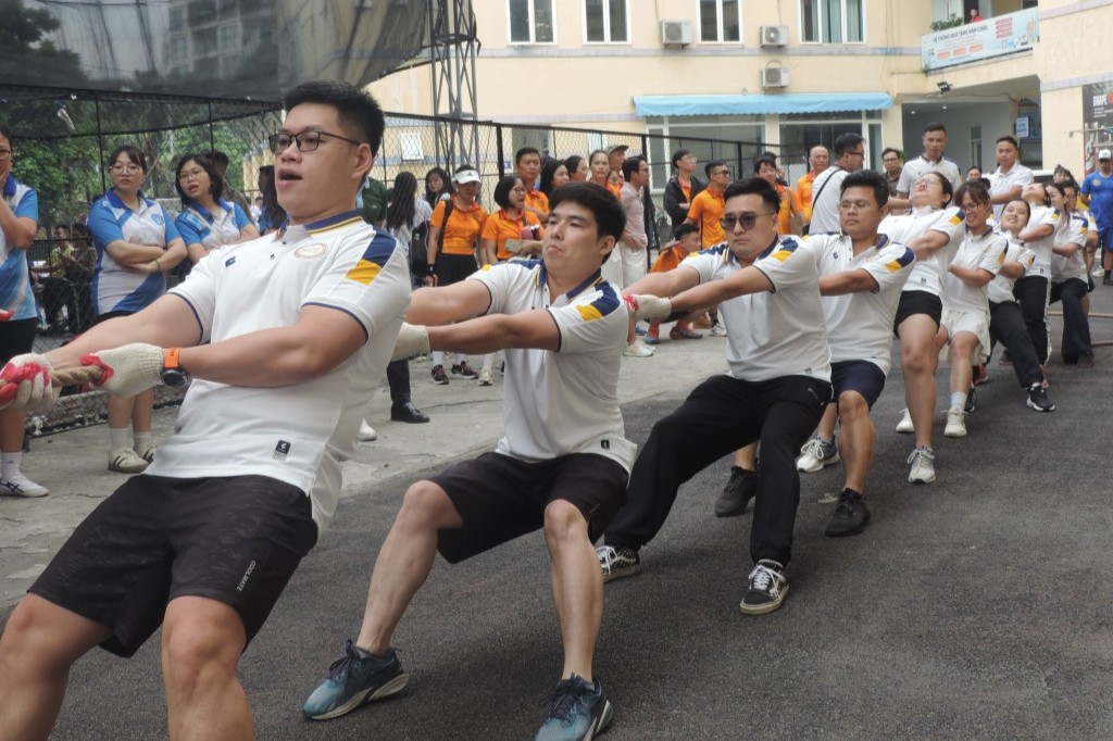 Các vận động viên thi đấu kéo co tại Hành động nhỏ, ý nghĩa lớn của tuổi trẻ trước thềm Đại hội XVII