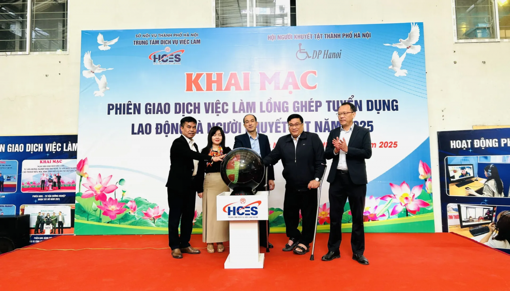 Hỗ trợ, động viên người khuyết tật tham gia vào thị trường lao động Hỗ trợ, động viên người khuyết tật tham gia vào thị trường lao động