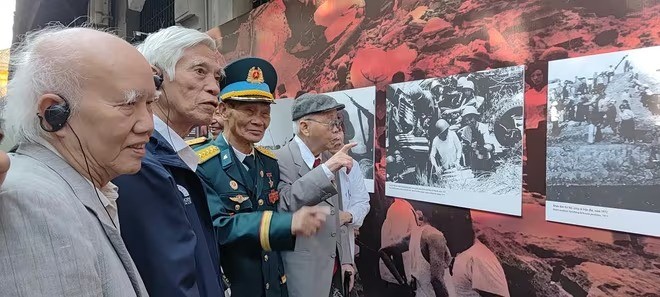 Các nhân chứng lịch sử tham quan trưng bày