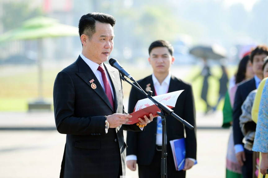 Doanh nhân trẻ Việt Nam báo công dâng Bác Doanh nhân trẻ Việt Nam báo công dâng Bác