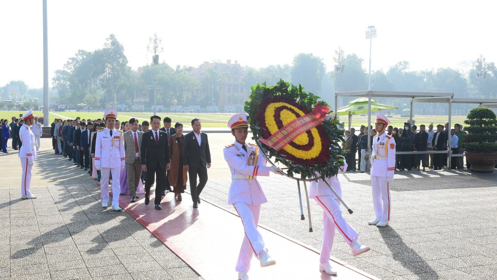 Doanh nhân trẻ Việt Nam báo công dâng Bác Doanh nhân trẻ Việt Nam báo công dâng Bác