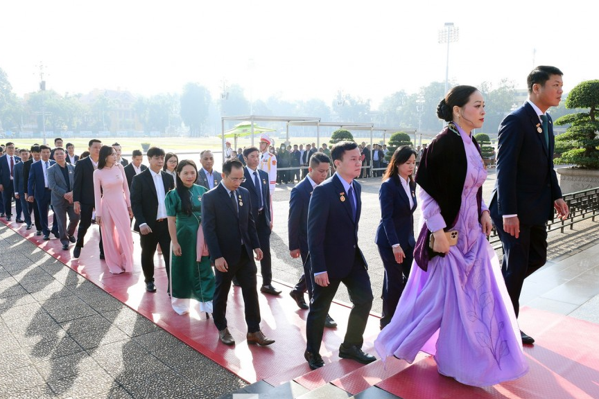 Doanh nhân trẻ Việt Nam báo công dâng Bác Doanh nhân trẻ Việt Nam báo công dâng Bác