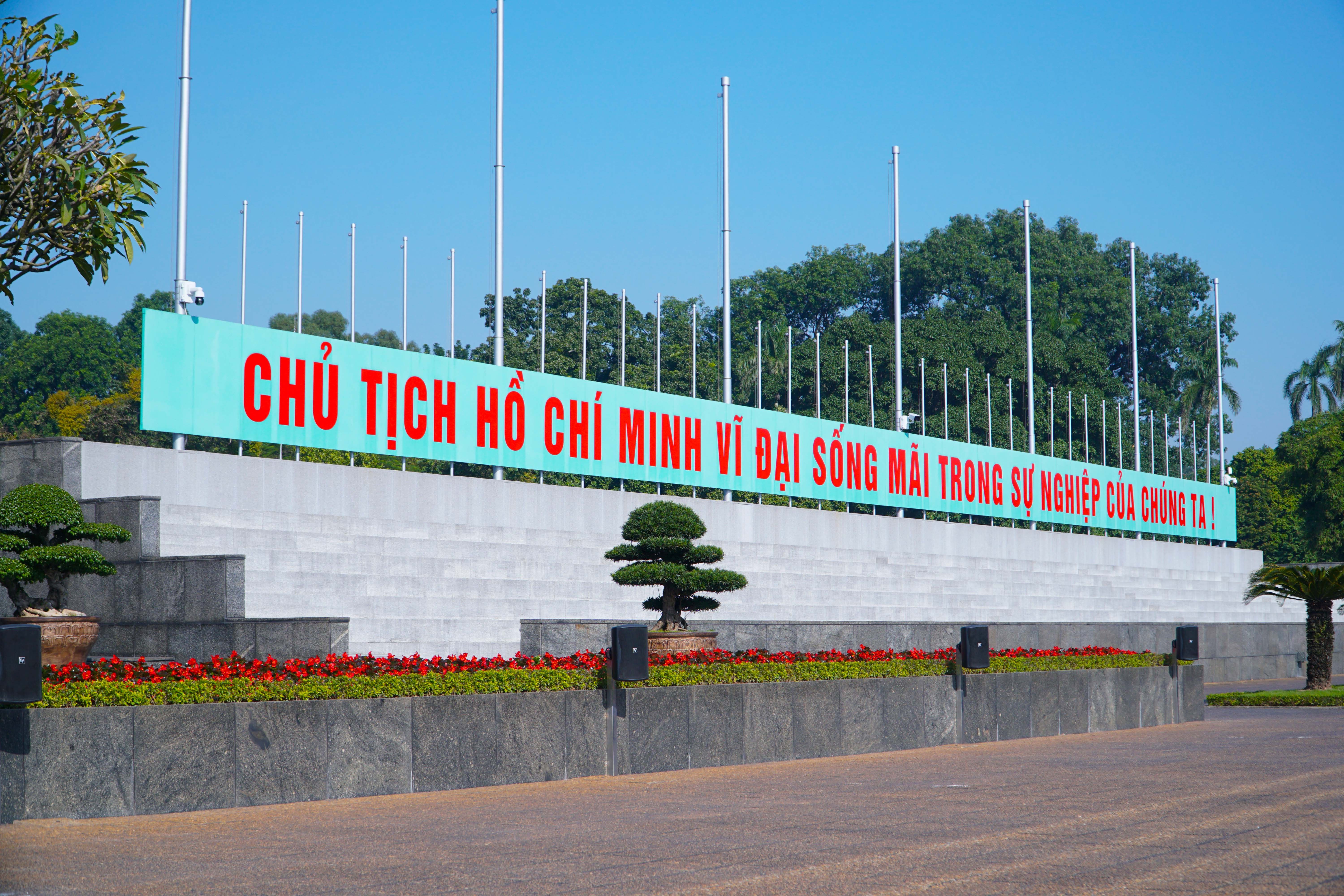 Đoàn đại biểu Thành đoàn Hà Nội vào Lăng viếng Chủtịch Hồ Chí Minh