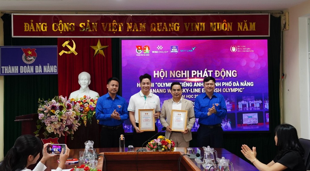 Thành đoàn Đà Nẵng trao chứng nhận cho đại diện hệ thống Trung tâm Anh ngữ WISE English (Ảnh Đ.Minh)