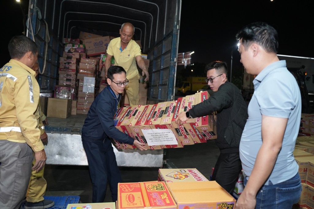 Hà Nội không ngủ vì khúc ruột miền Trung