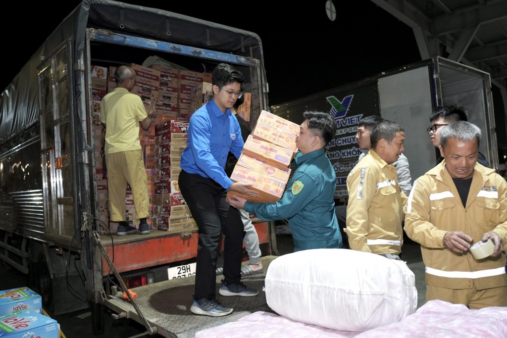 Hà Nội không ngủ vì khúc ruột miền Trung