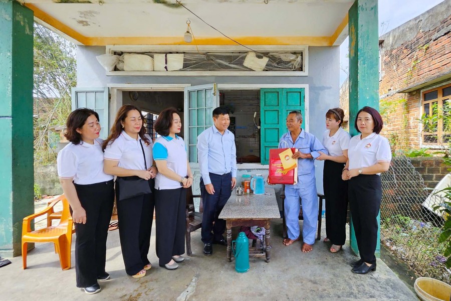 Nhân dân Thủ đô hướng về đồng bào miền Trung - Tây Nguyên