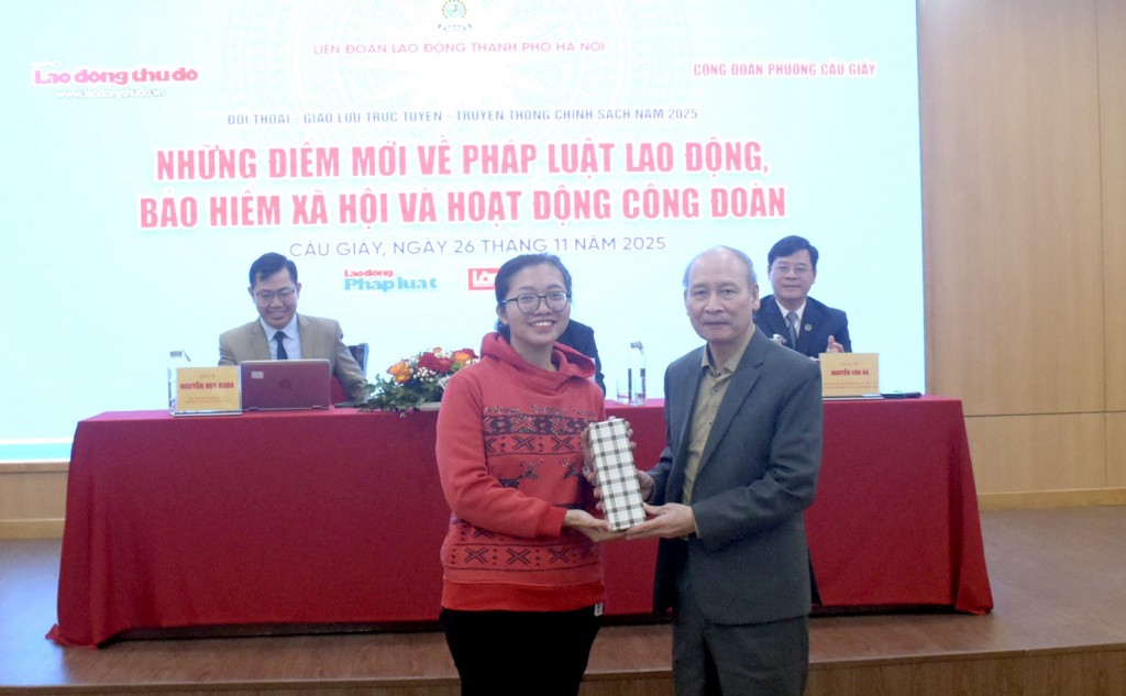 Phó Chủ tịch Thường trực Hội Nhà báo thành phố Hà Nội Kiều Thanh Hùng tặng quà NLĐ