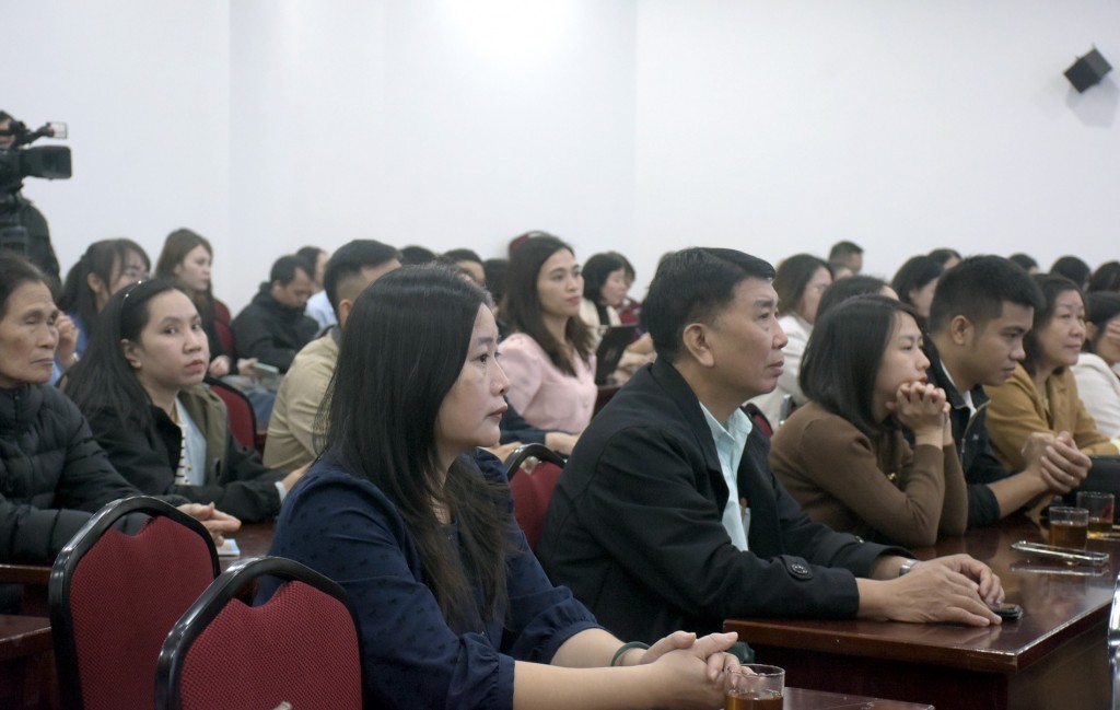 Đông đảo đoàn viên công đoàn, công chức, viên chức, người lao động tham dự buổi Đối thoại, giao lưu