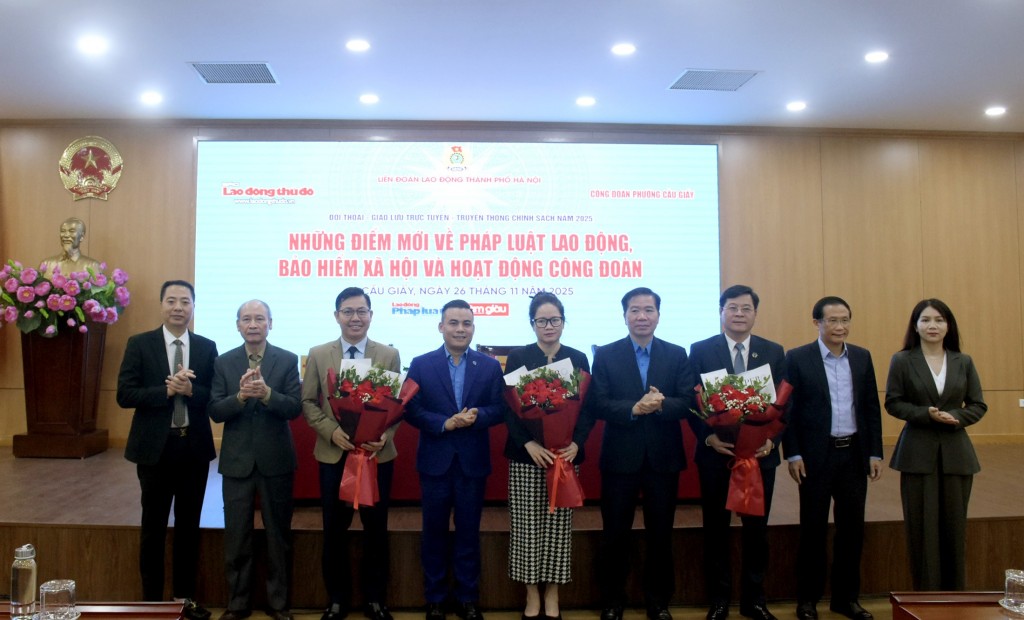 Ban tổ chức tặng hoa các chuyên gia tham dự buổi đối thoại